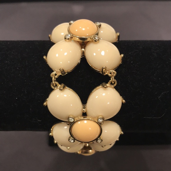 Jewelry - ✅CLEARANCE- Cream and Light Peach Floral Link Bracelet